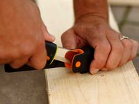 Нож для тяжелых работ с точилкой