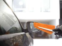 Щетка со скребком SnowXpert™ Щетка со скребком SnowXpert™