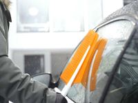 Щетка со скребком SnowXpert™ Щетка со скребком SnowXpert™